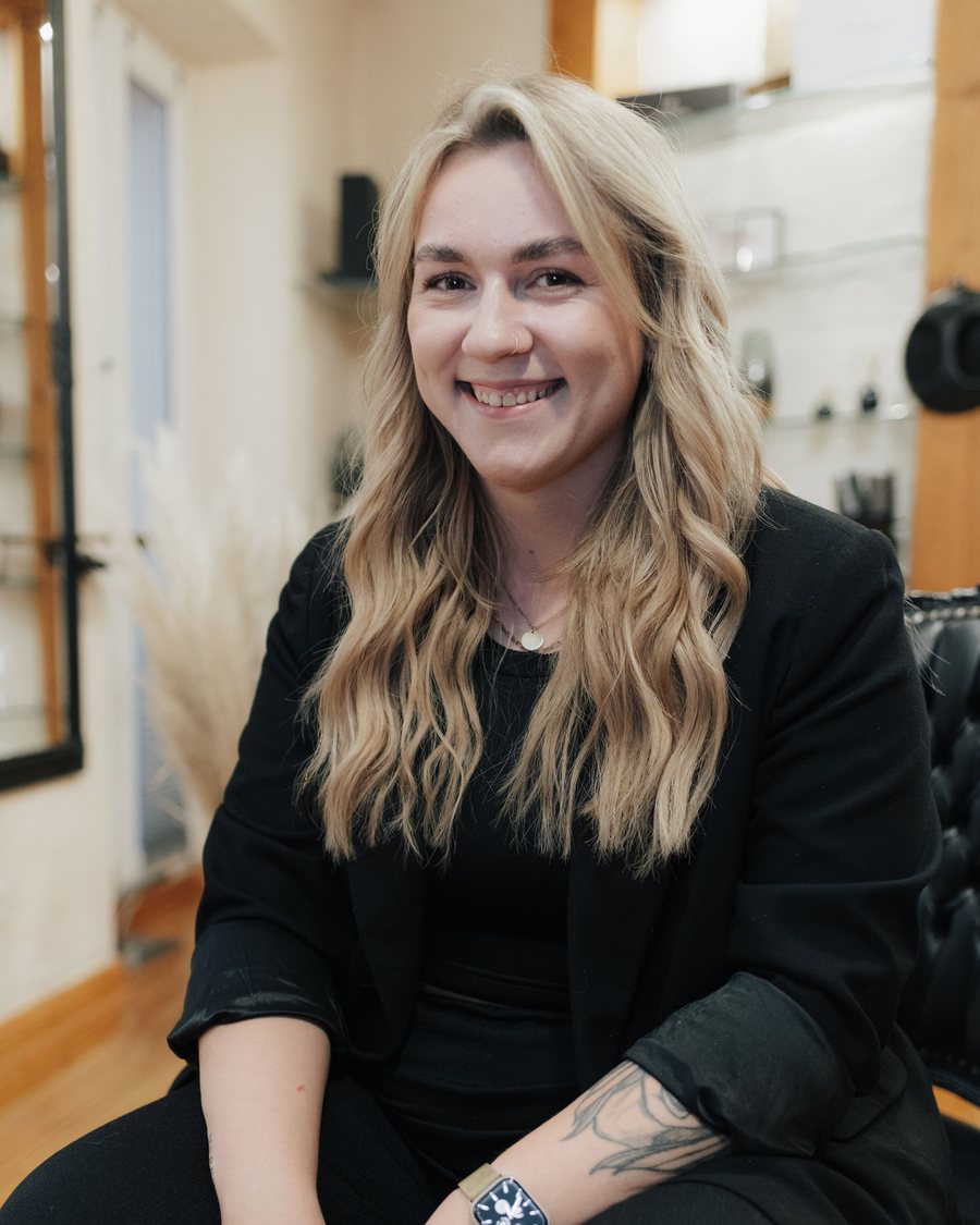 Jule Lambert, Friseurgesellin im Salon Schwartz-Arbeit