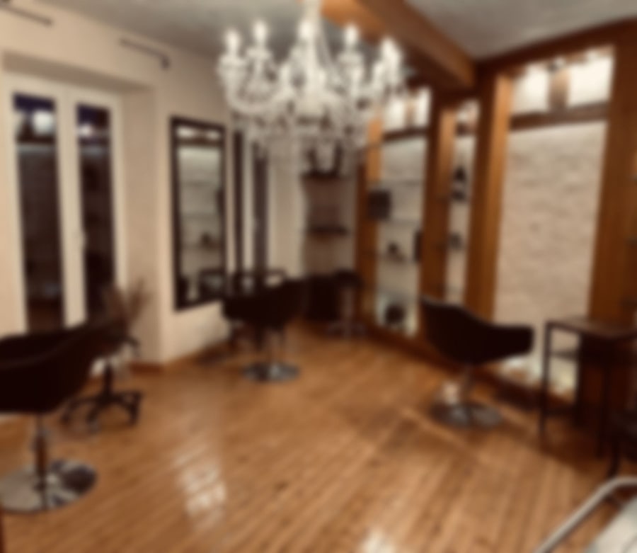 Blick in den Salon Schwartz-Arbeit mit Kronleuchter und Friseurstühlen