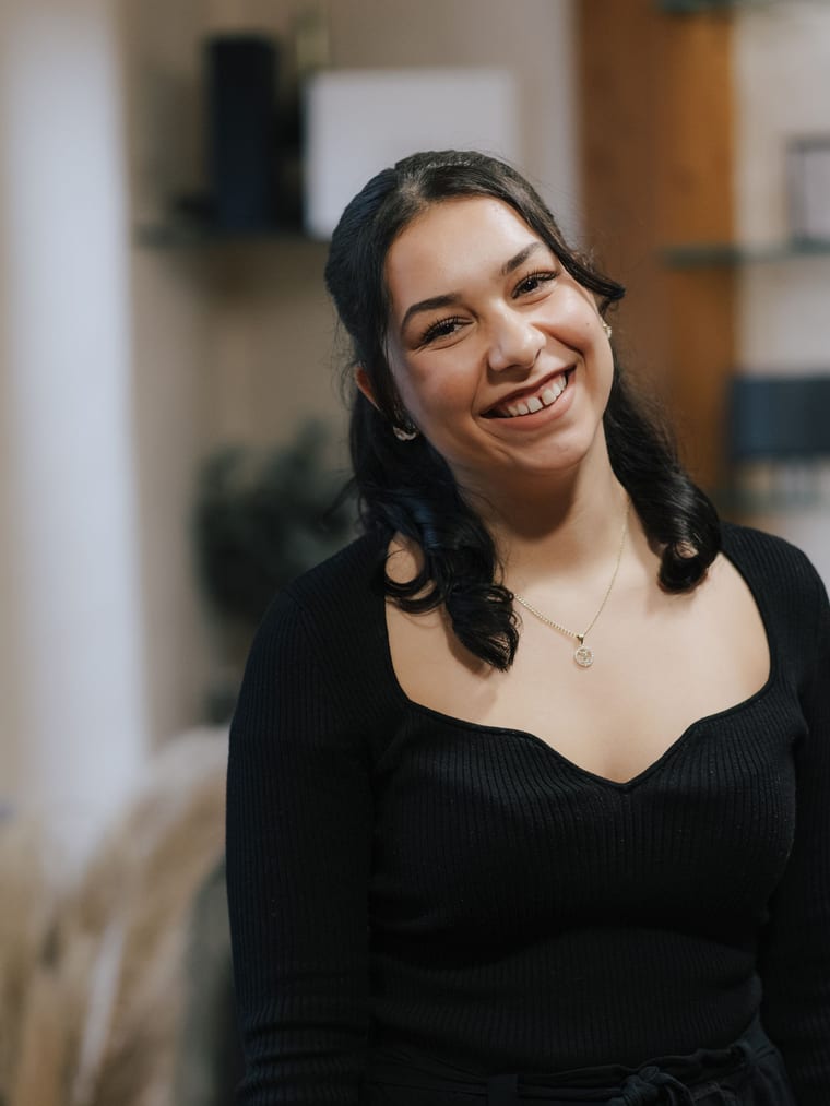 Besjana Talamisi, Jungfriseurin im Salon Schwartz-Arbeit