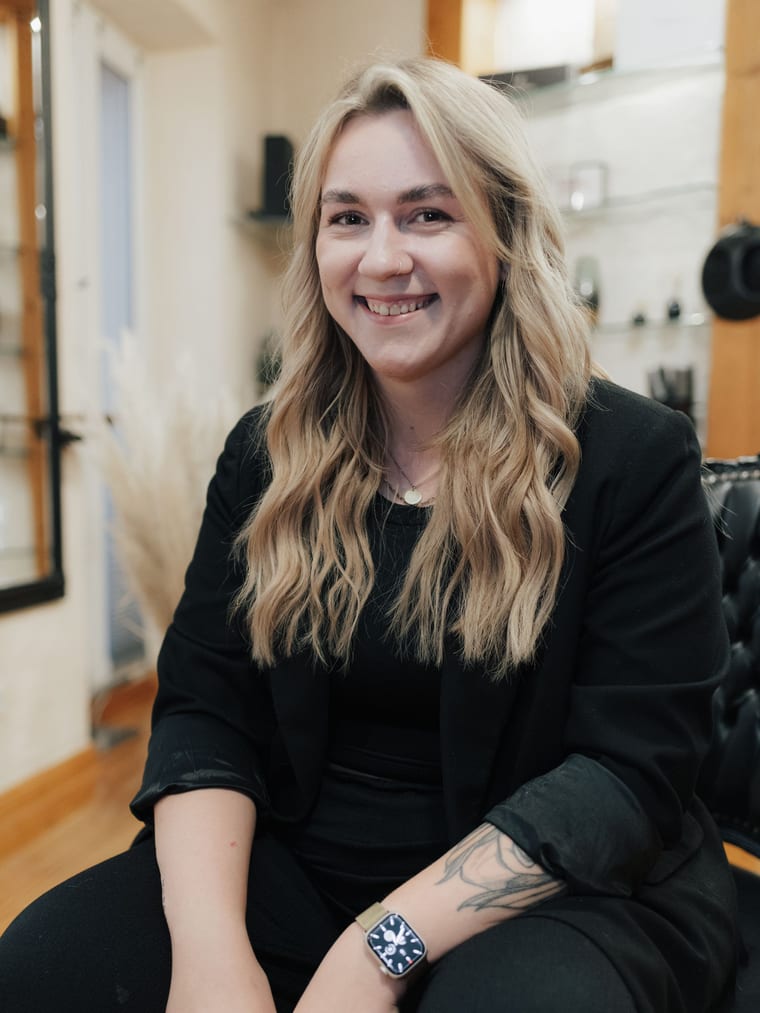 Jule Lambert, Friseurgesellin, stellv. Salonleitung
