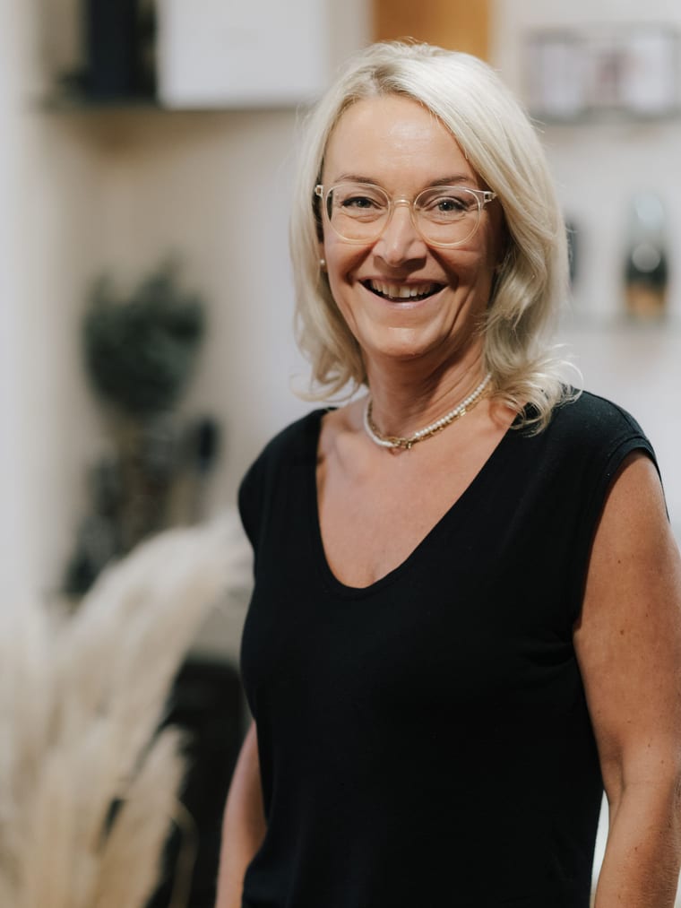 Manuela Baier, Salonhilfe im Salon Schwartz-Arbeit